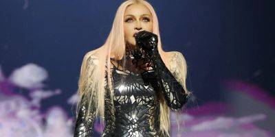 На стадионе в Лондоне. Мадонна одела на себя украинский флаг на первом концерте в рамках мирового тура