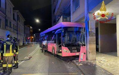 В Венеции автобус попал в ДТП, 15 пострадавших