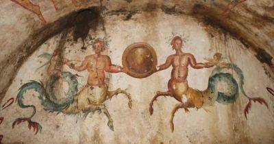 Адские гончие и морские кентавры. В Италии найдена гробница возрастом 2200 лет в идеальном состоянии