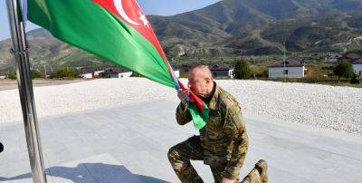 Нагорный Карабах прекращает существование - флаг Азербайджана поднят в Степанакерте - фото