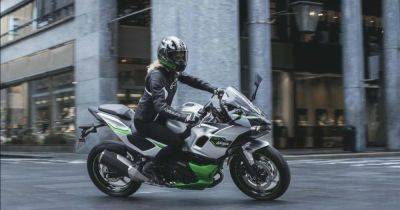 Быстрый разгон и 4 л на 100 км: представлен первый в мире гибридный мотоцикл (видео)