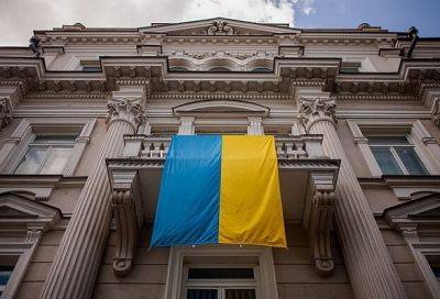 В Вильнюсе иностранцы выбросили украинский флаг в мусорник: полиция задержала нарушителей - unn.com.ua - Украина - Киев - Литва - Вильнюс