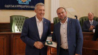 Кивалов вручил награду директору управления НАБУ из Одессы, начата проверка - фото