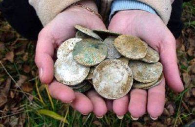 Студентке очень повезло: девушка обнаружила под камином тайник со старинными монетами