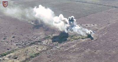 Взрывалась одна за другой: десантники показали уничтожение колонны техники ВС РФ (видео)