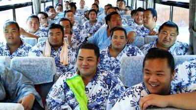 В Японии борцам сумо пришлось выделить второй самолет из-за перевеса