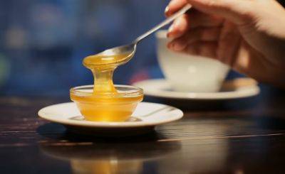 Бабушка сказала брать ложку меда: помогает ли мед при боли в горле
