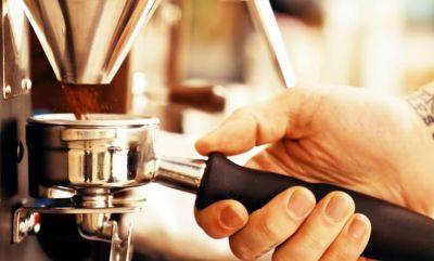 Плохая затея: почему опасно пить кофе из бумажного стаканчика