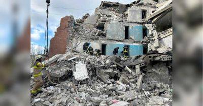 Враг коварно обстрелял общежитие в Славянске: под завалами находятся два человека