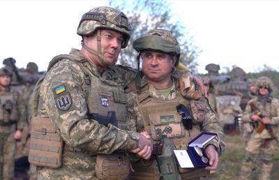 Сергей Наев показал военные учения бойцов ВСУ и вручил награду – видео