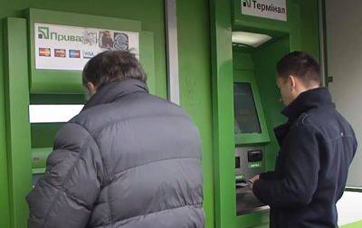 "ПриватБанк" блокирует карточки украинцев: без средств можно остаться даже после снятия денег
