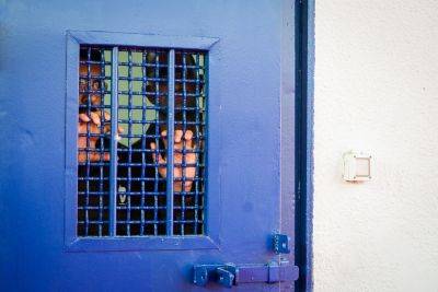 «На пол»: комиссия Кнессета утвердила законопроект об уплотнении тюрем для террористов