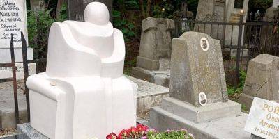 В день народження. На могилі Олександра Ройтбурда встановили пам’ятник у вигляді статуетки з його колекції
