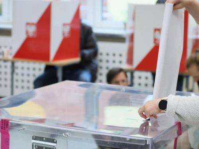 В Польше на выборах больше всего набирает правящая партия PiS: подсчитали более 99% голосов