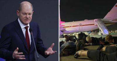 Война в Израиле – делегация Шольца легла на пол во время воздушной тревоги в аэропорту – фото и видео