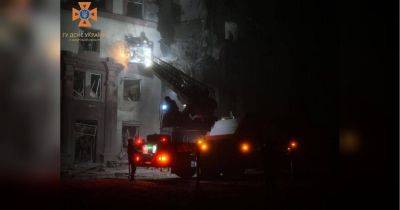 Ночью россияне нанесли ракетный удар по многоэтажке в центре Запорожья: есть погибшие и раненые (фото, видео)