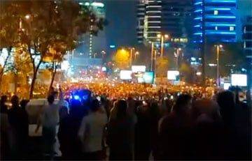 Протестующие в Стамбуле прорвались к израильскому посольству, по пути разгромив McDonald’s