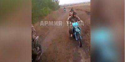 Подражают ХАМАС. Появилось видео с российскими штурмовиками на мотоциклах перед их разгромом