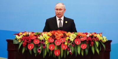 Репетиция похорон? Трибуна Путина в Пекине выглядела как украшенный цветами гроб — фото