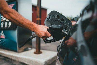Цена бензина на СПбМТСБ перешла к снижению после четырех торговых сессий роста
