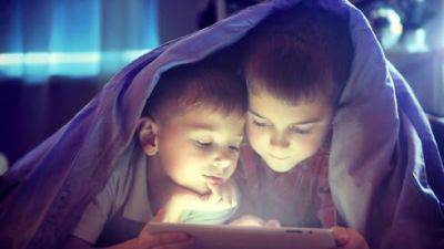 Дети не отрываются от экранов? Как уберечь их от фейков во время войны
