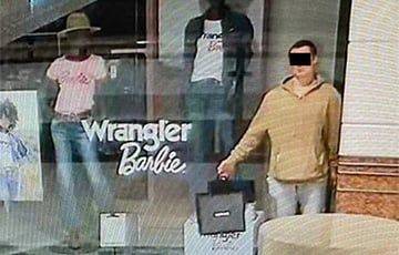 В Польше мужчина притворялся манекеном в ТЦ, чтобы обворовывать магазины