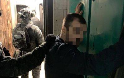 Били, калечили и требовали криптовалюту: в Киеве задержали опасную банду