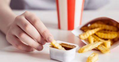 "Годами ела": девушка узнала, из чего на самом деле готовят кисло-сладкий соус в McDonald's