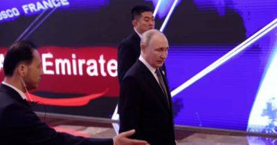 Путин в Пекине появился в сопровождении офицеров с ядерным чемоданом, — СМИ (видео)