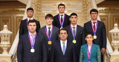 Рустам Эмомали принял призёров XIX Азиатских игр
