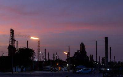США приостановили санкции против нефтегазового сектора Венесуэлы
