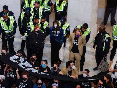 В США полиция задержала более 300 протестующих, которые проникли в Капитолий и требовали остановить войну Израиля и ХАМАС
