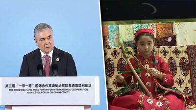 В КНР Г.Бердымухамедов выступил на Форуме, а его внучка сплела в музее аладжу