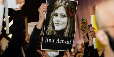 «За женщин, за жизнь, за свободу». Погибшая иранская активистка Амини и основанное в ее честь женское движение получили премию Сахарова