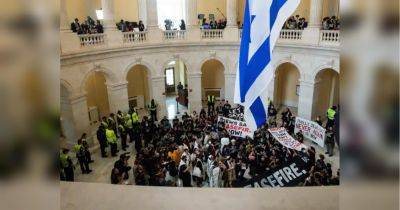 Снова захват Капитолия: в Вашингтоне не менее 100 демонстрантов прорвались в здание Конгресса США