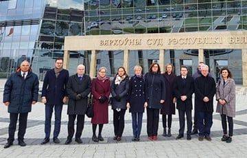 Европейские дипломаты пришли к зданию Верховного суда в Минске в знак солидарности с Виктором Бабарико