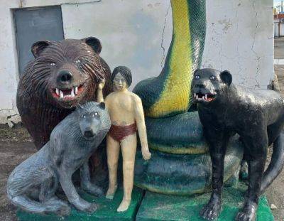 Маугли в Костроме – в сети показали фото ужасной русской скульптуры