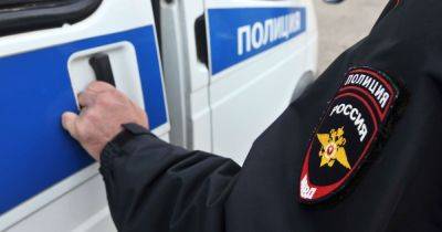 Угрожал сбросить с балкона: в РФ полицейский избил мужчину за синие и желтые вещи