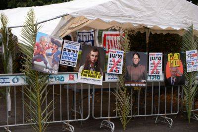 Сотни демонстрантов в Неве Атив отравляют отдых премьер-министра Нетанияху