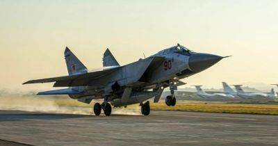 Прикрытые камуфляжем и шинами: РФ разместила МиГ-31 с "Кинжалами" в Крыму (фотофакт)