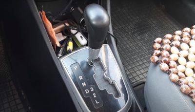 Об этом забывают даже опытные водители: нужно ли ставить машину с "автоматом" на ручной тормоз