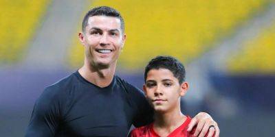 «Папа, подожди меня несколько лет»: сын Роналду подписал контракт с саудовским клубом