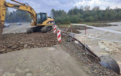 Вода подмыла мост: в Закарпатье остановили движение по государственной трассе