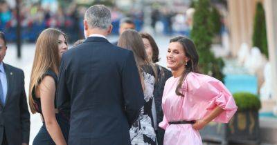 королева Летиция - Летиция Королева - принцесса София - Королева Летиция появилась в нежно-розовой блузке с ремнем за 44 фунта стерлингов (фото) - focus.ua - Украина - Испания