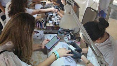 Косметологи и мастера маникюра дарят час красоты эвакуированным с юга - vesty.co.il - Израиль - Тель-Авив - Гана