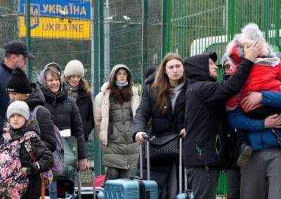 Больше тысячи долларов на руки: какая страна начала выплаты украинцам за возвращение домой