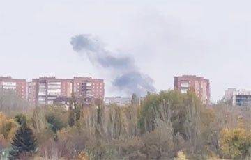 В Донецке прогремели взрывы: бушует мощный пожар
