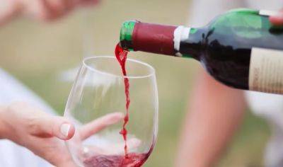 Иначе аромат и алкоголь "улетучится": как правильно хранить открытую бутылку вина