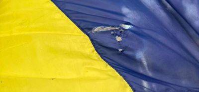 Молодой человек порвал флаг Украины в Одессе – ему грозит серьезное наказание