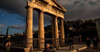 Греция впервые за более чем десять лет улучшила кредитный рейтинг до инвестиционного уровня